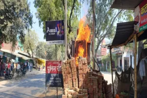 रायबरेली: पुलिस चौकी के सामने एक घंटे तक जलता रहा ट्रांसफार्मर 
