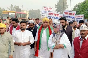 गंदगी हटाओ झाडूं चलाओ पदयात्रा निकाले जाने पर आप कार्यकर्ताओं की हुई गिरफ्तारी