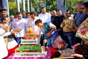 Video: कमलनाथ ने काटा 'मंदिर के आकार का केक', CM शिवराज बोले- यह हिंदू धर्म का अपमान है