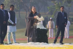 कांग्रेस और मोदी ने इंदिरा गांधी और रानी लक्ष्मीबाई की जयंती पर उन्हें श्रद्धांजलि दी, उनके योगदान को याद किया