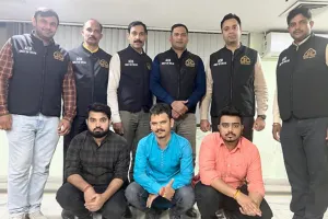 AAP विधायक के रिश्तेदार समेत 3 गिरफ्तार, 90 लाख रुपए में MCD चुनाव का टिकट बेचने का आरोप