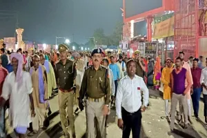 अयोध्या: सड़कों पर उतर अधिकारियों ने देखी व्यवस्था, परिक्रमार्थियों से पूछा कुशलक्षेम