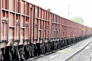 शाहजहांपुर: मालगाड़ी के पहिये में निकली चिंगारी, मचा हड़कंप