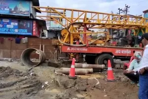 बरेली: कमिश्नर ने दिखाई सख्ती, हटाए जाने लगे बिजली के पोल