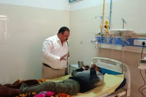 पीलीभीत: सीएमओ के निरीक्षण में वार्ड में भर्ती नहीं मिले मरीज, साफ-सफई के निर्देश