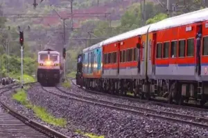 बरेली: नील गायों का झुंड इंजन से टकराया, घंटों लेट पहुंची ट्रेनें