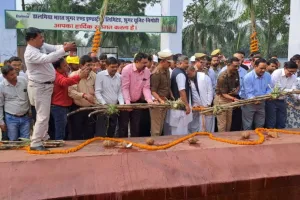 शाहजहांपुर: DM-SP के हाथों डालमिया चीनी मिल का पेराई सत्र शुरू, हवन पूजन के साथ किया शुभारंभ