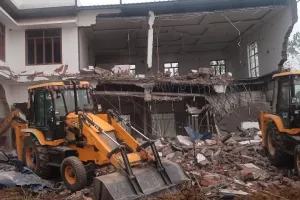 बरेली: BDA की बड़ी कार्रवाई, बड़ा बाईपास पर ग्रीन बेल्ट में अवैध ढाबे पर चला बुलडोजर