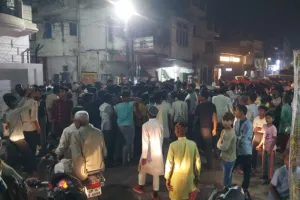 शाहजहांपुर: धार्मिक पुस्तक जलाने से तनाव, गुस्साई भीड़ ने होर्डिंग जलाए