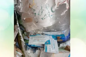 बरेली: लापरवाही की इंतहा… कोरोना जांच को आईं एंटीजन किट कूड़ेदान में फेंकी