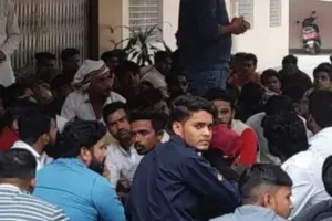 मेरठ: होमगार्ड के थप्पड़ मारने पर छात्रों ने किया हंगामा, दिया धरना