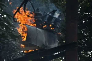 बरेली: ट्रांसफार्मर में हुआ धमाका, तेल गिरने से कारों को पहुंचा नुकसान