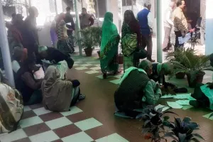 बरेली: कोषागार कार्यालय में व्यवस्था को लगी 'ठंड', फर्श पर बैठ फार्म भर रहे पेंशनर