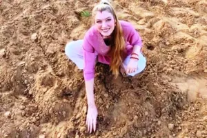 जर्मनी से आई बहू... माथे में सिंदूर लगाए गांव के खेतों में बो रही प्याज, देखें Video