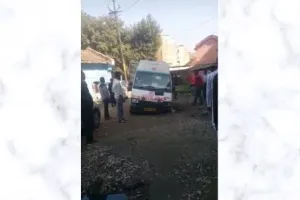 बरेली: कार्रवाई के डर से दीवार तोड़ दुरुस्त कराई सड़क, अब फंस रहीं एंबुलेंस