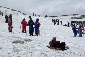 जनजातीय इलाकों में हिमपात से लकदक चोटियां पर्यटकों कर रही हैं आकर्षित