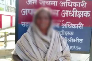 पीलीभीत: एसपी दफ्तर पर फूट-फूटकर रोई महिला, बोली- जहर खाऊं या फिर छोड़ दूं गांव