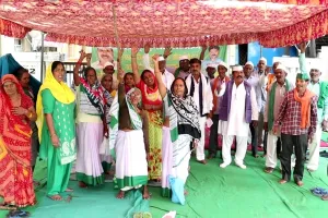 लखनऊ: मुआवजे को लेकर किसानों का एलडीए मुख्यालय पर धरना जारी, कहा- दिल्ली से बड़ा आंदोलन करेंगे