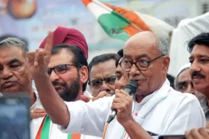 भारत जोड़ो यात्रा: दिग्विजय सिंह जमीन पर गिरे, कांग्रेस ने MP की सड़कों को ठहराया जिम्मेदार