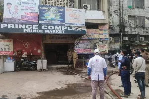 लखनऊ: कोचिंग में लगी आग, कई बच्चे फंसे, दमकल की कई गाड़ियां मौजूद