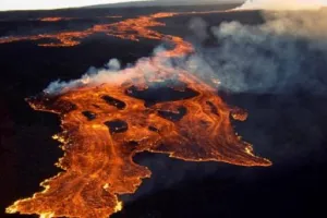 अमेरिका में शुरू हुआ ज्वालामुखी में विस्फोट, आसपास के इलाकों में गिरा मलबा