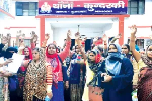 मुरादाबाद : नसबंदी के पैसे दिलाने को लेकर आशा कार्यकर्ता व चिकित्सा प्रभारी में झड़प, सस्पेंड करने की दी धमकी 