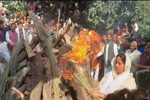 संभल : सपा विधायक पिंकी यादव ने दी पिता को मुखाग्नि