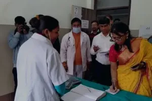 बरेली: कमिश्नर ने 300 बेड हॉस्पिटल का किया निरीक्षण, सीएमओ और कई डॉक्टर रहे मौजूद