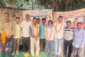 बरेली: मुख्य अभियंता कार्यालय पर संविदा कर्मचारियों ने किया क्रमिक अनशन