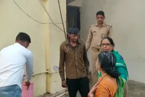 इटावा: मां-बेटे ने एसएसपी आफिस के बाहर ‌किया आत्मदाह का प्रयास