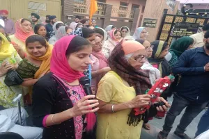 अयोध्या: गुरु नानक देव के प्रकाश पर्व पर निकली प्रभात फेरी, की गई पुष्पवर्षा