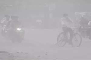 Kanpur: प्रदूषण की चपेट में गली और मोहल्ले, धुएं से बीमार हो रहा पर्यावरण, खांसी, स्किन की समस्या से जूझ रहे लोग