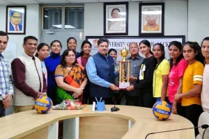  लखनऊ विश्वविद्यालय: बॉलीबॉल प्रतियोगिता में शामिल महिला टीम को कुलपति से मिला सम्मान