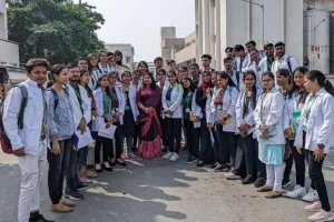 लखनऊ: भाषा विश्विद्यालय विद्यार्थियों ने देखा दुग्ध उत्पादन प्लांट, क्वालिटी लैब को भी किया चेक