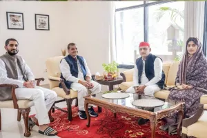 मैनपुरी उपचुनाव: चाचा शिवपाल से मिले अखिलेश यादव, डिंपल यादव भी रहीं मौजूद