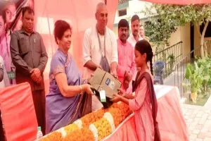 लखनऊ: महापौर संयुक्ता भाटिया ने छात्र-छात्राओं को बांटे निःशुल्क स्कूल बैग  