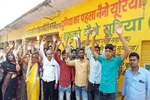 इटावा: केंद्र प्रभारी ने ऑफिस और गोदाम में डाला ताला, नाराज किसानों ने किया हंगामा