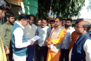 चित्रकूट: जांच टीम पर ग्रामीणों के हमले से बिजलीकर्मियों में आक्रोश, एक्सईएन कार्यालय पर दिया धरना