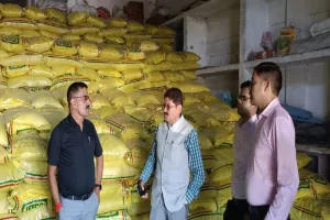 केंद्र पर आने वाले किसानों को मिले खाद : संयुक्त निदेशक