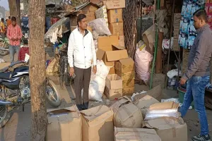 बहराइच: नगरपालिका टीम की दुकानों पर छापेमारी, भारी मात्रा में पॉलीथिन हुई बरामद