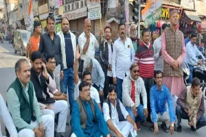 अयोध्या: खाद की किल्लत को लेकर कांग्रेसियों ने किया प्रदर्शन, सौंपा ज्ञापन