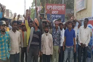 बहराइच: मजदूरी करने आए श्रमिकों को दबंगों ने पीटा, कोतवाली का घेराव