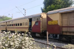 रायबरेली: रेलवे गेट पर टाइमर लगाते समय आई तकनीकी खराबी, खड़ी रही नौचंदी