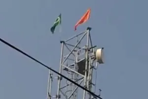 कुशीनगर में फहराया गया धर्म विशेष का झंडा, वीडियो वायरल