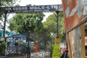 अयोध्या: गन्ना पेराई शुरू न होने से किसान क्रेसर पर बेच रहे गन्ना