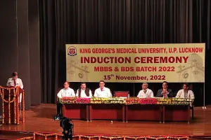 केजीएमयू: एप्रन पहनकर जॉर्जियन ने ली महर्षि चरक संहिता की शपथ