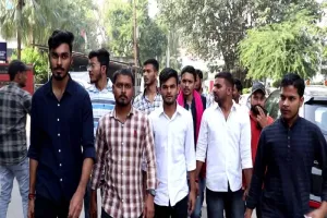 लखनऊ: छात्रसंघ बहाली को लेकर लविवि के छात्रों ने खोला मोर्चा, कुलपति को सौंपा ज्ञापन