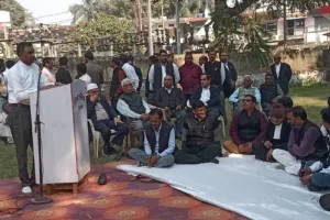 बहराइच: अल्टीमेटम के बाद कलेक्ट्रेट में धरने पर बैठे अधिवक्ता, अभी भी पुलिस पकड़ से दूर आरोपी