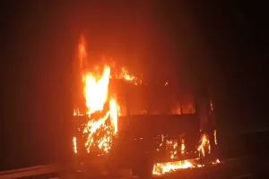 इटावा: आगरा एक्सप्रेस-वे चलती बस में लगी भीषण आग, यात्रियों ने कूदकर बचाई जान 