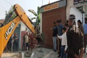 अयोध्या: रामपथ चौड़ीकरण को लेकर सआदतगंज में शुरू हुई तोड़फोड़, मची खलबली